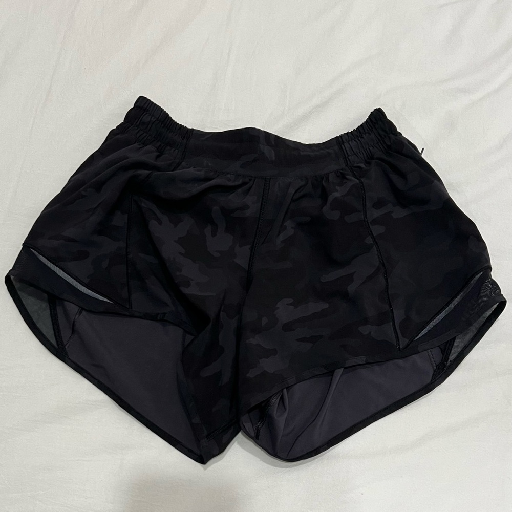 Lululemon Hotty Hot Low-Rise Lined Short 2.5”
